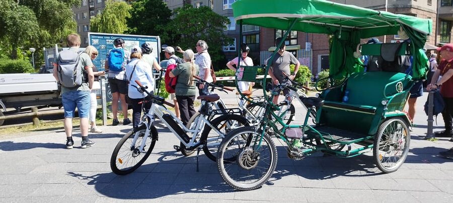 Berlin (E)Bike Tour Historical Highlights in Small groups - Why this Berlin Mitte e-bike and rickshaw format works so well