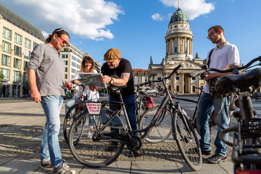 Berlin: E-Bike Tour of the Berlin Wall and Mitte Highlights - Mitte highlights: Reichstag, Brandenburg Gate, Charité, and the Holocaust Memorial pause