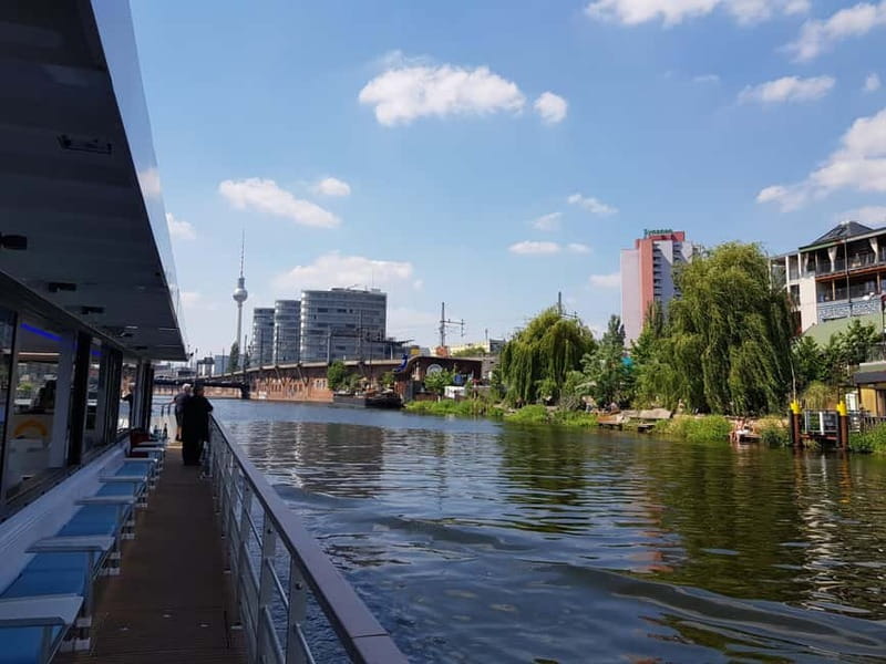 Berlin: East Side Gallery Spree Cruise in a Solar Catamaran - Why the solar catamaran feels different on the Spree