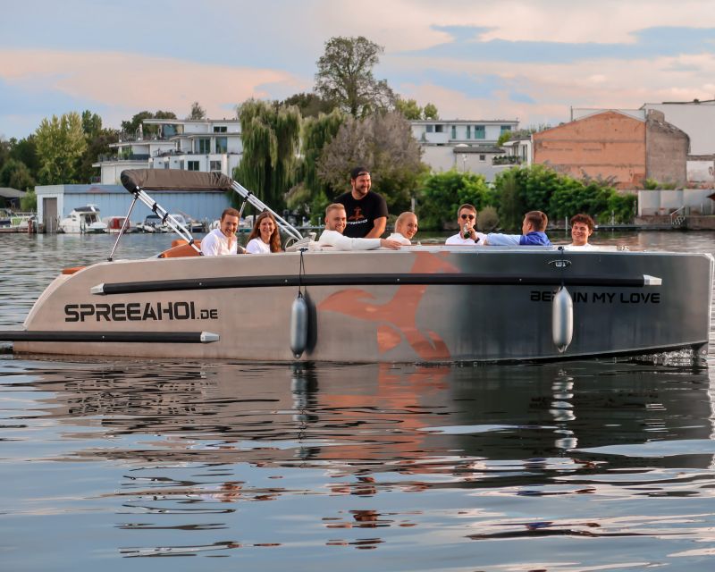 Berlin: Electric Boat Rental for self-driving 2 hrs - Routing your 2 hours: Treptow, Kreuzberg, Rummelsburg, and Müggelsee
