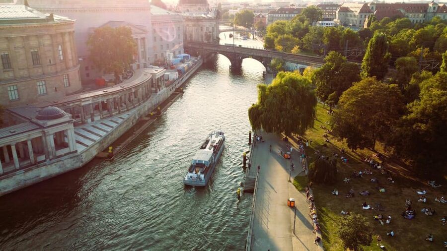 Berlin: Evening Boat Cruise – Romance & Moonlight - Boarding the CO2-neutrales Seminarschiff: cozy first, panoramic always