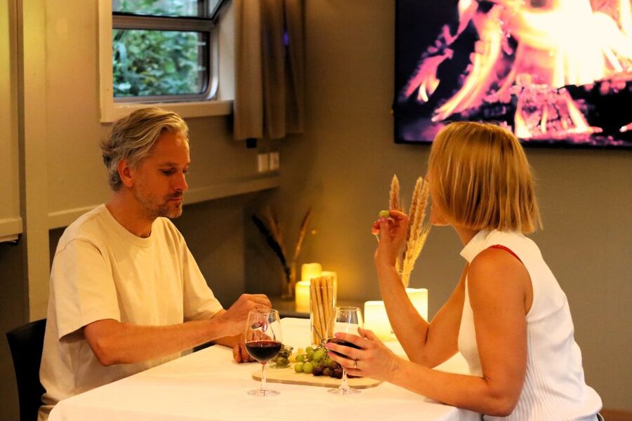 Berlin: Evening Boat Cruise – Romance & Moonlight - Full moon romance, music, and what to plan for with drinks