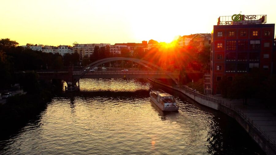 Berlin: Evening Boat Cruise – Romance & Moonlight - Best seats for rooftop views vs warm indoor windows