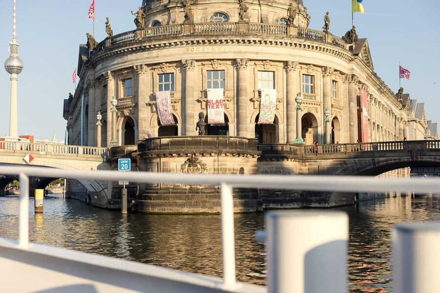 Berlin: Evening Boat Cruise – Romance & Moonlight - Should you book the Berlin Evening Boat Cruise for romance and moonlight?