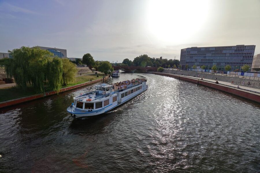 Berlin: Evening City Sightseeing Cruise - Landmark-by-landmark: what you’ll see and what can go wrong at night