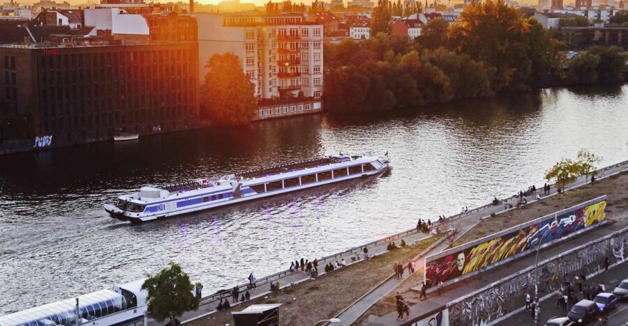 Berlin: Evening City Sightseeing Cruise - Your route in 135 minutes, Nikolaiviertel to Charlottenburg and back