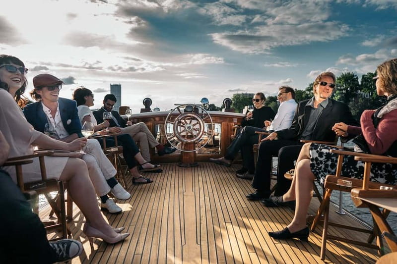 Berlin: Evening Yacht Cruise with Aperitif - Boarding by Berlin Cathedral: your drink, your seat, and the easy start