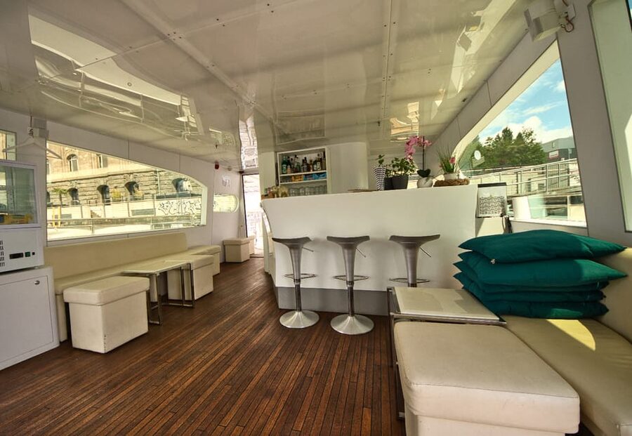 Berlin: Exclusive Boat Tour on a Solar-Powered Catamaran - Comfortable Seating, Shade Options, and Winter Survival Gear