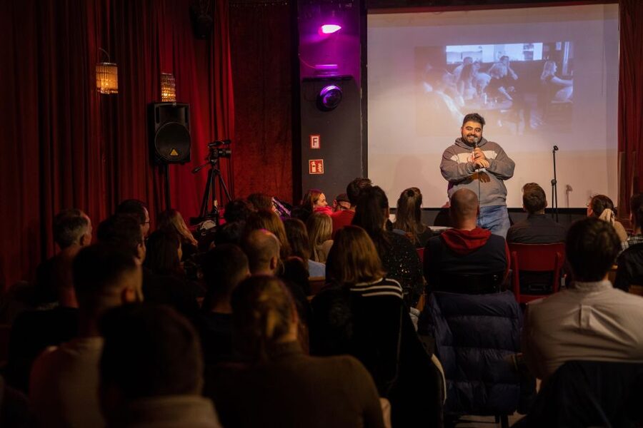 Berlin: Expats in Berlin Comedy Show Ticket - Bar Time Before and During the Show