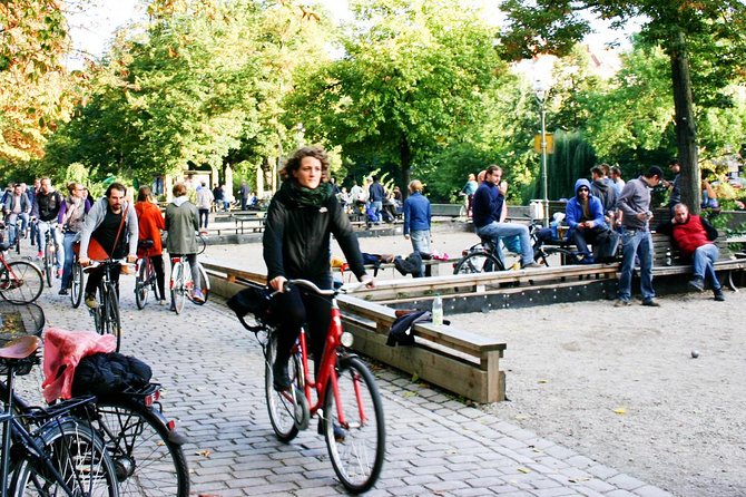 Berlin: Experience the Alternative Kreuzberg on a Bike Tour - Finishing by Admiralbrücke: sunset energy and a last look at Kotti
