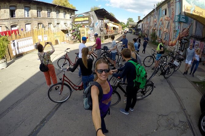 Berlin: Experience the Alternative Kreuzberg on a Bike Tour - East Side Gallery to RAW-Gelände: Wall-linked stories with photo breaks