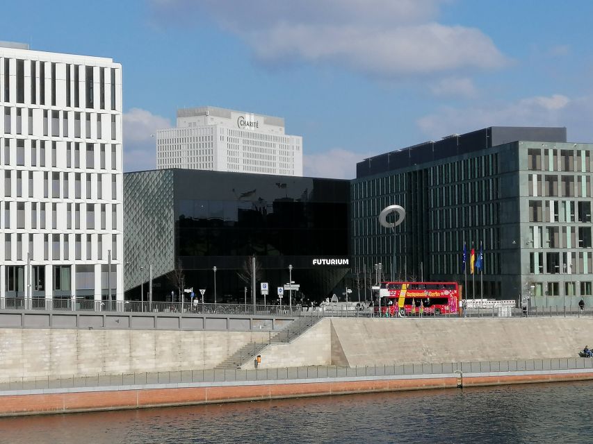 Berlin: Government District around the Reichstag Guided Tour - English vs German: choose the right tour or you will feel it