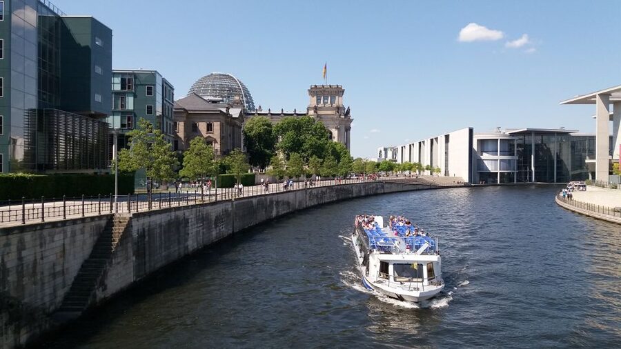 Berlin: Government District around the Reichstag Guided Tour - Photo spots you will actually use, not just hope for