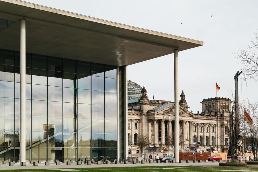 Berlin: Guided Walking Tour around the Reichstag - Meeting at Paul-Löbe-Allee and Konrad-Adenauer-Straße (U5 Exit D)