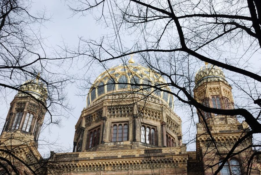 Berlin: Hackesche Höfe Courtyards Walking Tour - Starting at the Berliner Fernsehturm, Getting Your Bearings Fast