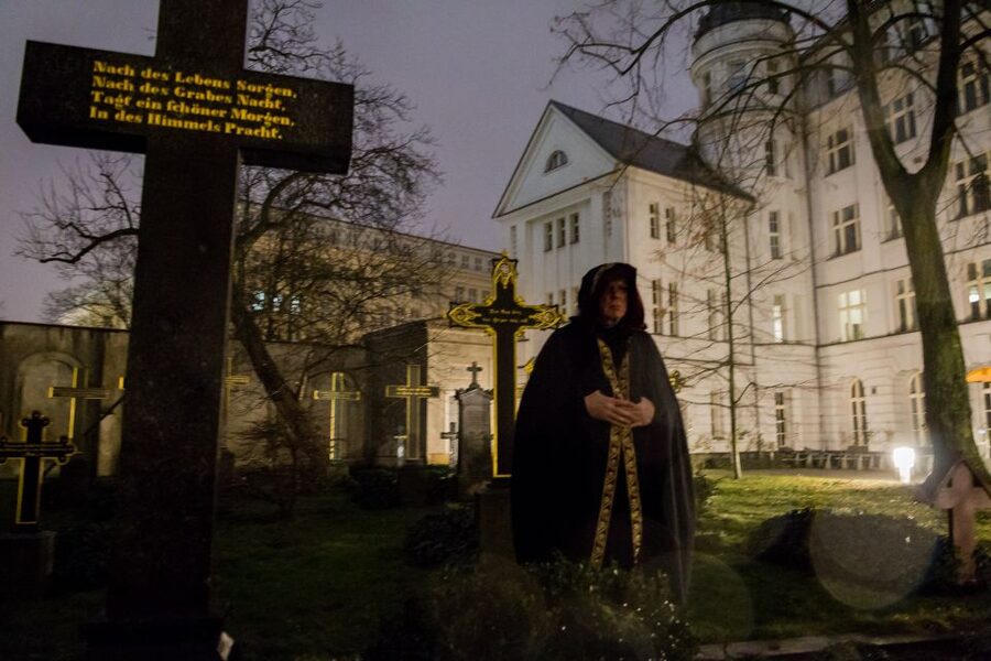 Berlin: Haunted Guided Live Theatre Tour in German - Meeting In Front of Klosterruine, Then Getting Into Story Mode
