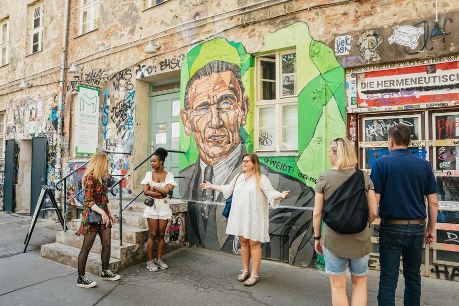 Berlin: Hidden Backyards Guided Walking Tour - Heckmann-Höfe: sit-down Berlin, not just look-around Berlin