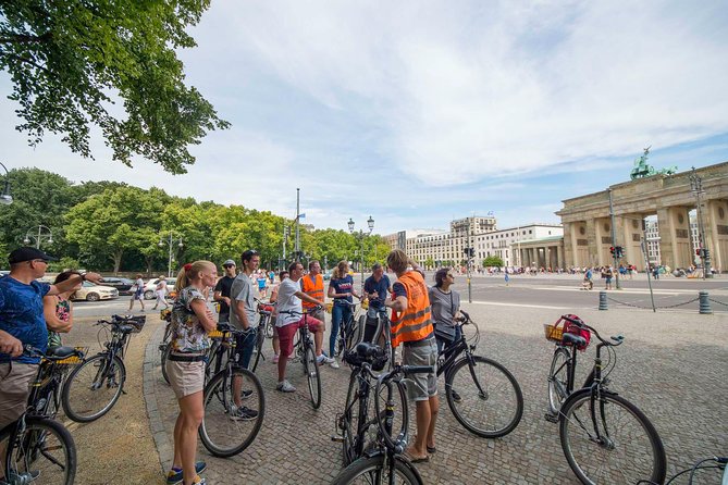 Berlin Highlights Sightseeing Bike Tour in Small Groups - Bundeskanzleramt and Brandenburg Gate: the symbols of power, up close