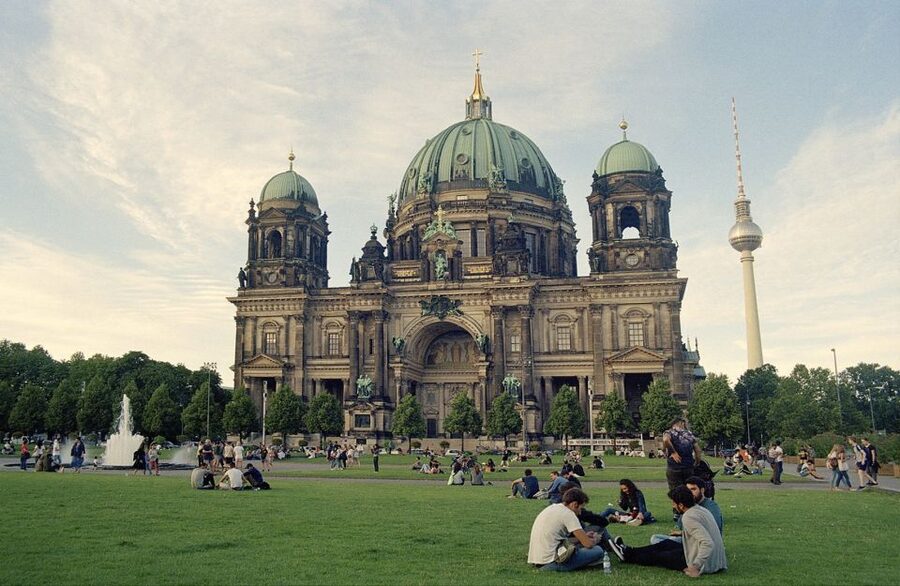 Berlin Historical Highlights Walking Tour - Reichstag and Brandenburg Gate: power, performance, and politics