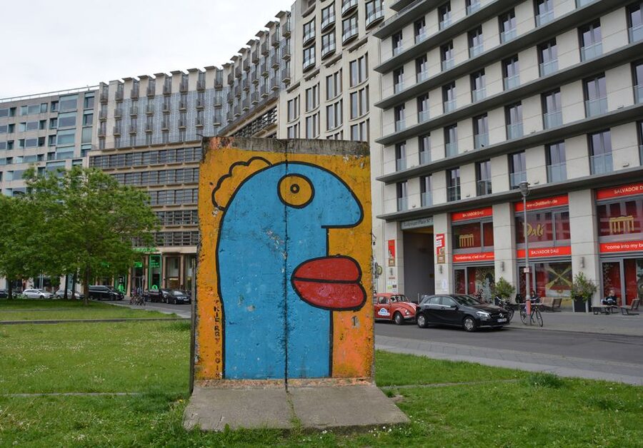 Berlin: Historical Sights & Berlin Wall Tour with a Berliner - Hotel Adlon area to the last big symbol before the border
