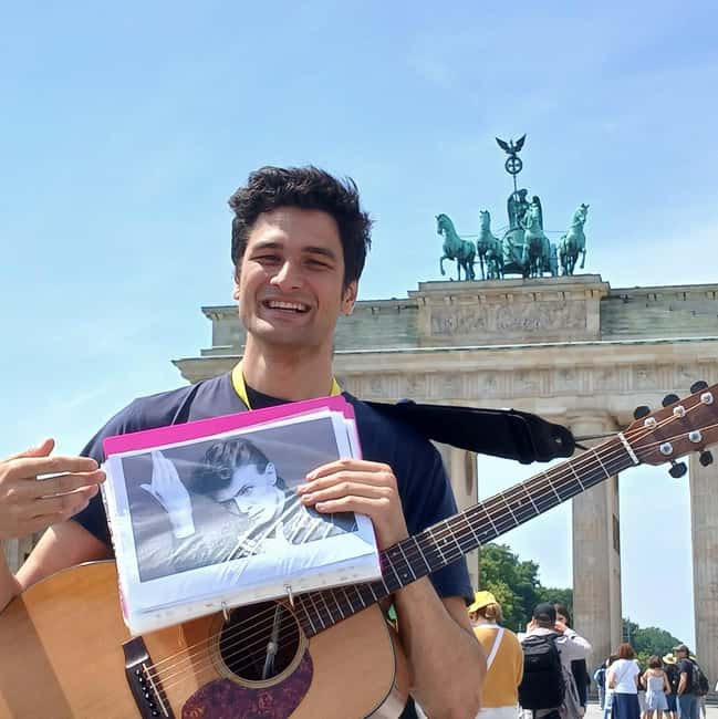 Berlin: Historical Walking Tour with Live Music - A Berlin historical walking tour that sounds like the past