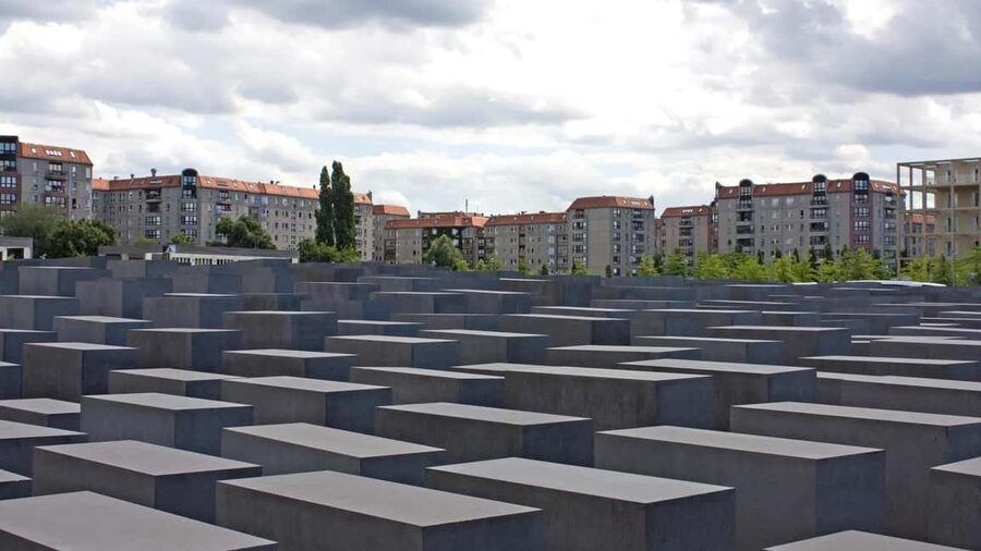 Berlin: Historical Walking Tour with Live Music - Brandenburg Gate stop, where music meets propaganda and pop culture