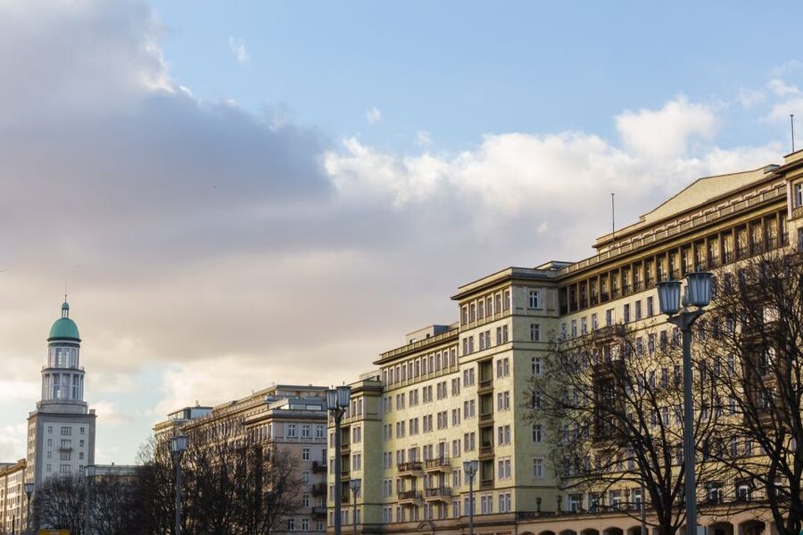 Berlin: Karl-Marx-Allee 2-Hour Tour - Hochhaus an der Weberweise: reading ambition in height