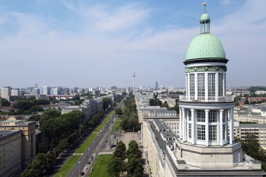 Berlin: Karl-Marx-Allee 2-Hour Tour - Strausberger Platz: the gateway feeling of the socialist city center