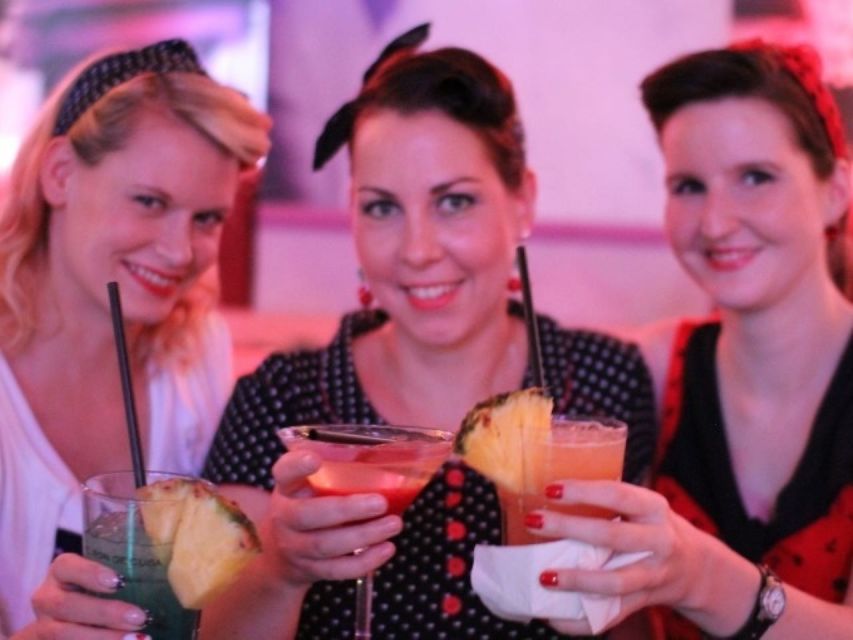 Berlin: Knutschfleck Ticket with Variety Show and Dinner - The Variety Show: dance, live music, and why the staging works