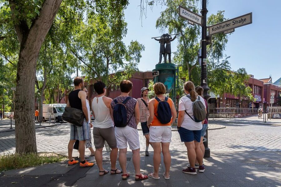 Berlin: Kreuzberg Guided Walking Evening Tour - Görli Park: the evening mood and the Jack the Ripper story