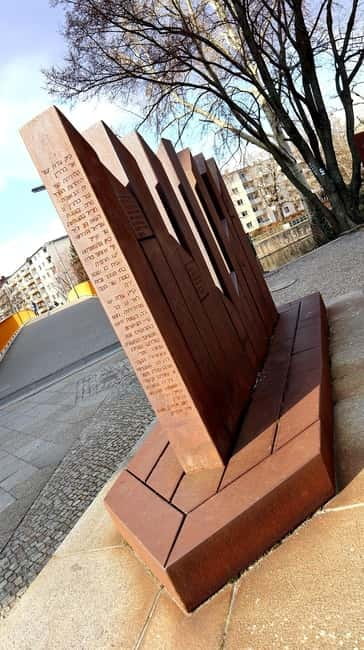 Berlin: Modernist Architecture Tour in the Hansaviertel - A memorial tied to Jewish life in Berlin, and why it changes the tone