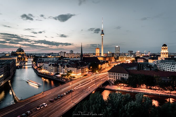 BERLIN PHOTO TOUR with a professional Photographer from Berlin - Starting at Pariser Platz, Getting Your Bearings Fast