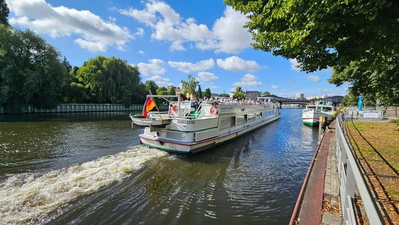 Berlin: Potsdam-Rundfahrt über die Unterhavel mit Guide - Grunewaldturm and the peninsula scenery: when the river looks like Berlin’s escape route