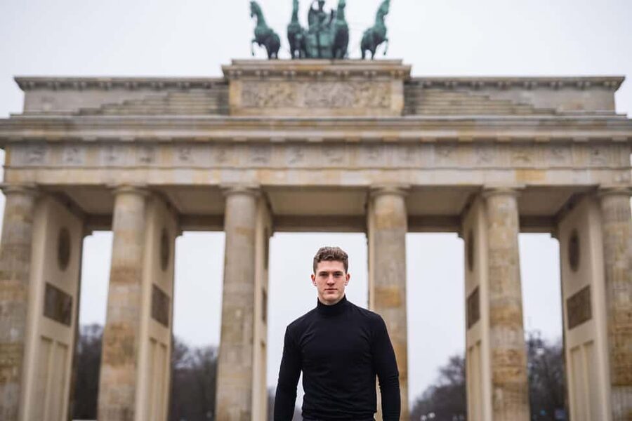 Berlin: Private Photo Session with Professional Photographer - Brandenburg Gate and Reichstag: what changes when your package includes the extension