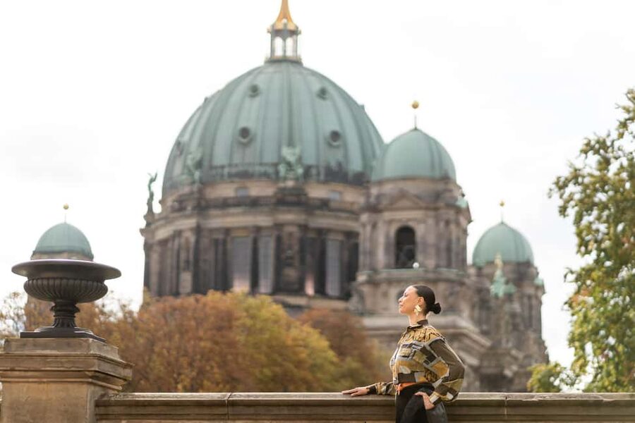 Berlin: Private Photo Session with Professional Photographer - Friedrichsbrücke through the Neues Museum: the photo route that balances fame and calm