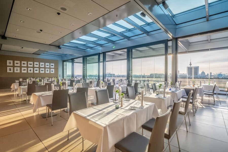 Berlin: Rooftop Dinner at the Käfer Restaurant Reichstag - The pre-dinner moment: getting an aperitif with the views