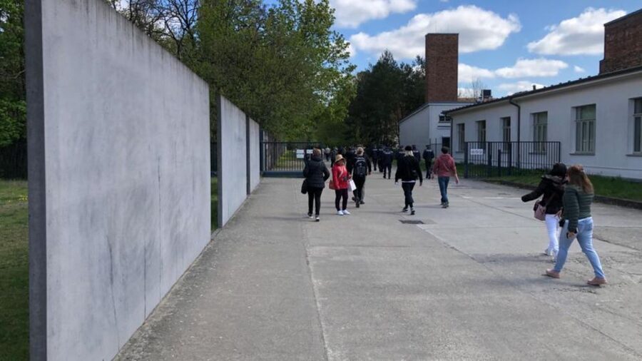 Berlin: Sachsenhausen Concentration Camp Guided Tour - Passing the entrance and understanding the camp machinery