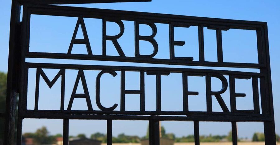 Berlin: Sachsenhausen Memorial 6-Hour Tour in Spanish - Finding the group at the Fernsehturm in Alexanderplatz