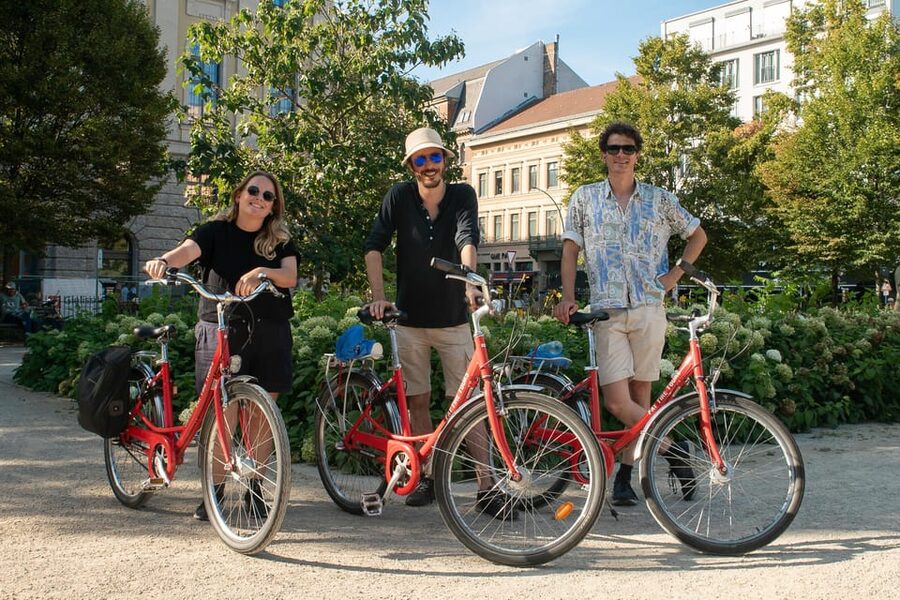 Berlin: Secrets of Berlin Bike Tour - Street art at Dead Chicken Alley and Dirksenstrasse