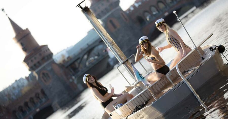 Berlin: Self-drive hot tub boat experience - The Route to Oberbaumbrücke and Back, Plus the Sights From Water