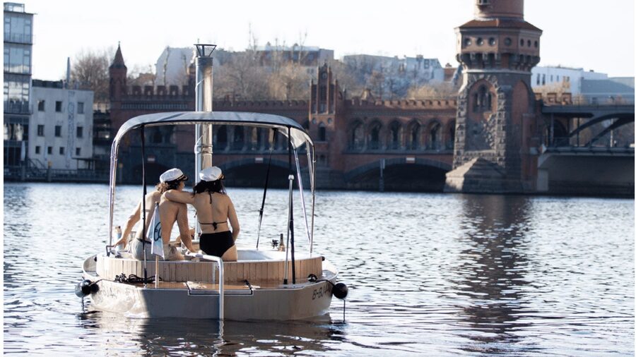 Berlin: Self-drive hot tub boat experience - Weatherproof Comfort: Roof, Clothes, and Your Best Packing List