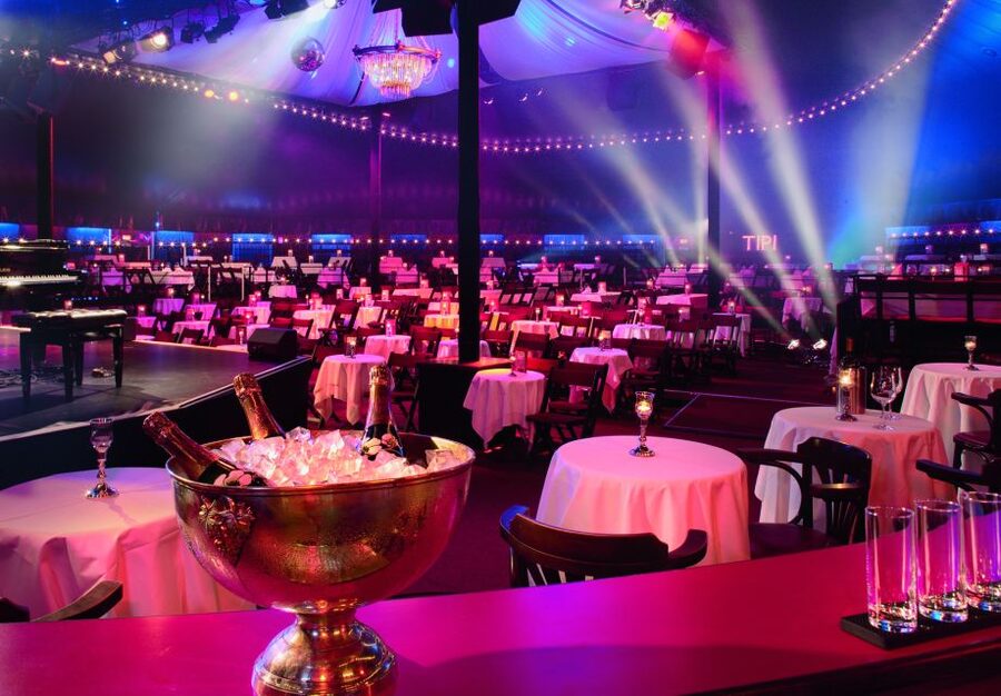 Berlin: Show at the Tipi am Kanzleramt - Before the curtain: arriving early, choosing your table, and dinner flow