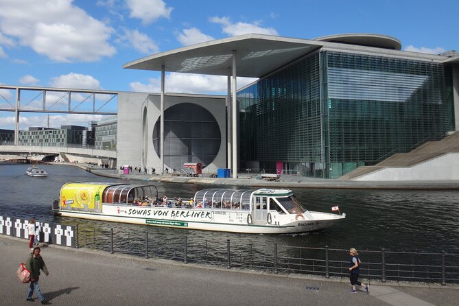 Berlin sightseeing boat tour on the Spree - Nikolaiviertel: the oldest core, rebuilt into a story