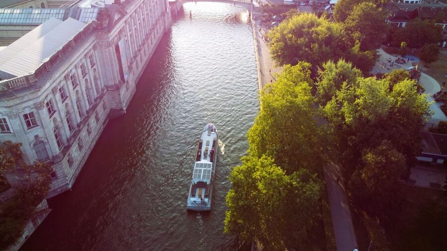 Berlin: Sightseeing Boat Tour on the Spree for Families - Government District and the Bundestag pass-by