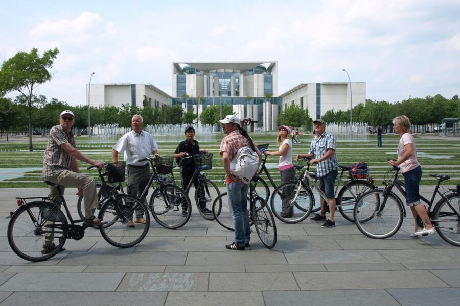 Berlin: Small Group Bike Tour Through City Center - The Mitte Contrast Run: New Synagogue, Old Post Headquarters, Charité, Hauptbahnhof