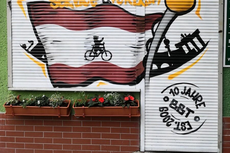 Berlin: Small Group Bike Tour Through City Center - Tiergarten to Brandenburg Gate: The Central Park Reset