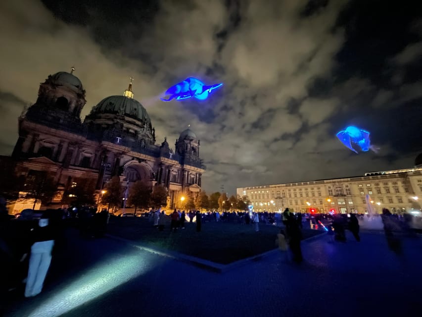 Berlin: taxi-bicycle Tour by Night and Illuminations - When crowds limit the rickshaw: how to turn a constraint into a win