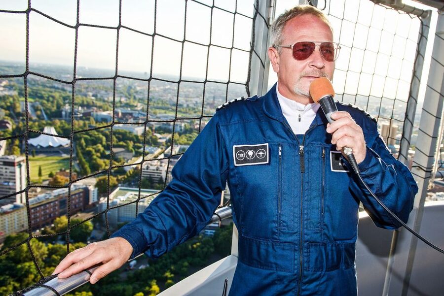 Berlin: Ticket for World Balloon with Perfect View - Getting there the easy way: meet at the Welt globe near Checkpoint Charlie