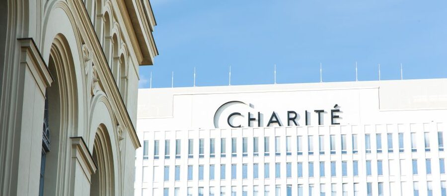 Berlin: walking tour about Charité - Charité Bed House from the outside, hospital rules inside