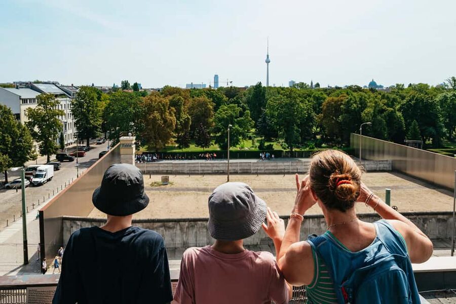 Berlin: Wall Tour – Fates, Love Stories, and Heroes - The walking rhythm: photo stops, guided bits, and short breaks